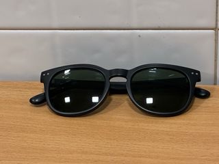 Gafas de sol negras y verdes