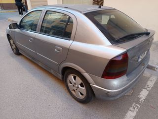 Opel Astra 2004. Para reparar/Piezas/Exportación