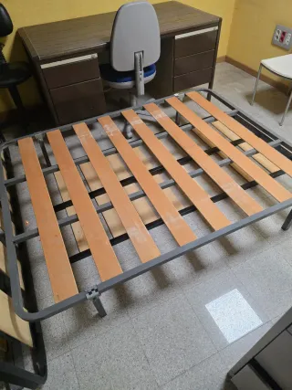 Somier de cama metálico con lamas de madera