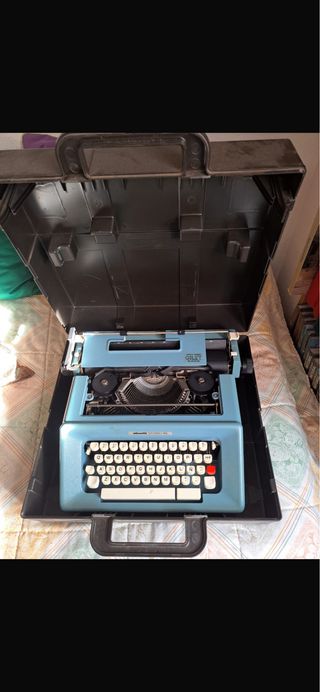 Máquina de escribir Olivetti azul con maletín