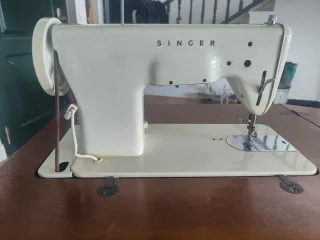 Máquina de coser Singer beige