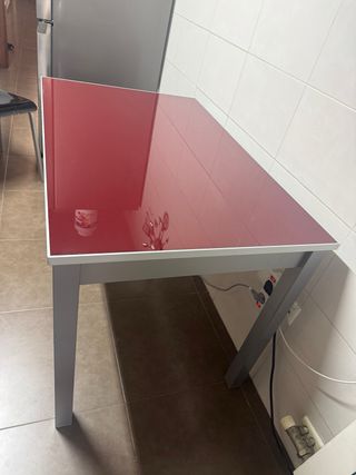 Mesa de cocina roja con perfil y patas aluminio