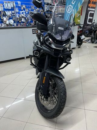 CFMoto MT800 Explorer Blanca y Dorada