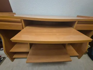 Escritorio madera amplio y resistente