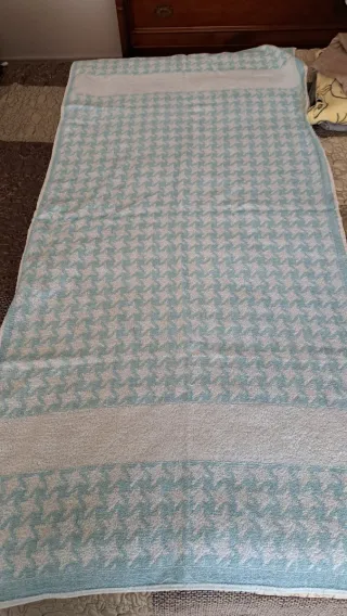 Toalla de baño azul y blanca