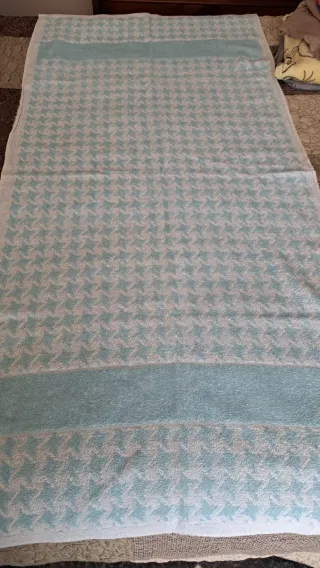 Toalla de baño azul y blanca