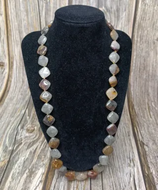 Collar de cuarzo con piedras cuadradas