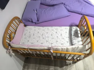 Cuna de madera con colchón