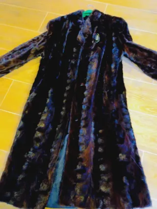 Abrigo de piel negro y azul