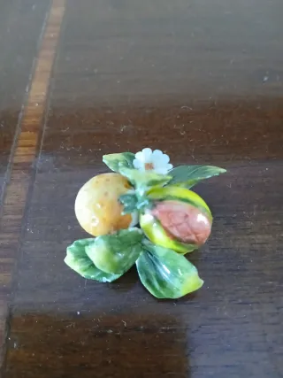 Spilla vintage in porcellana con fiori e frutti