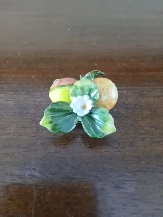Spilla vintage in porcellana con fiori e frutti
