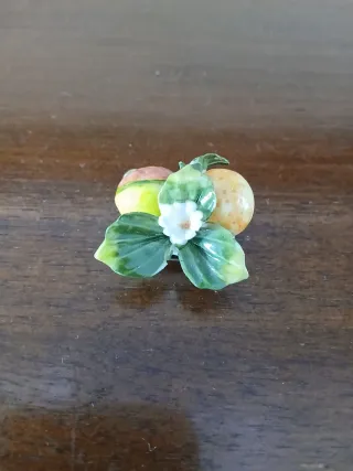 Spilla vintage in porcellana con fiori e frutti