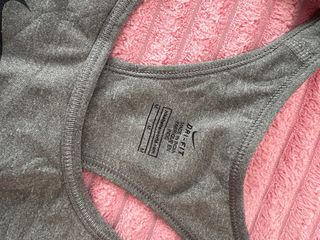 Top sportivo Nike grigio