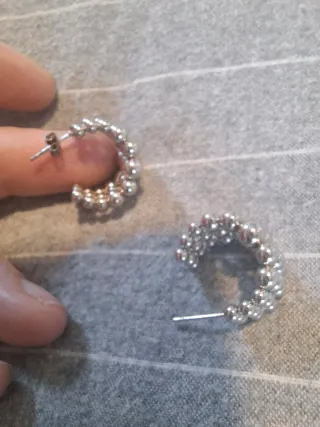 Pendientes plateados con diseño de perlas plateada