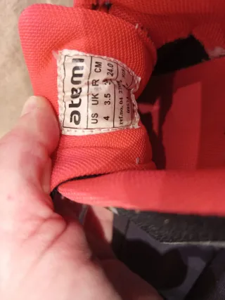 Zapatillas deportivas negras y rosas