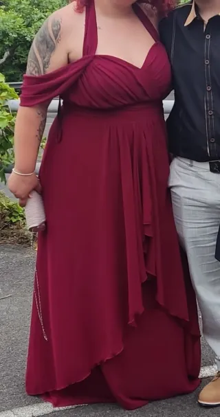 Vestido largo burdeos con escote halter