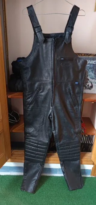 Peto cuero negro Levior