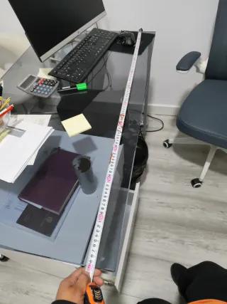 Escritorio de cristal y metal con cajonera