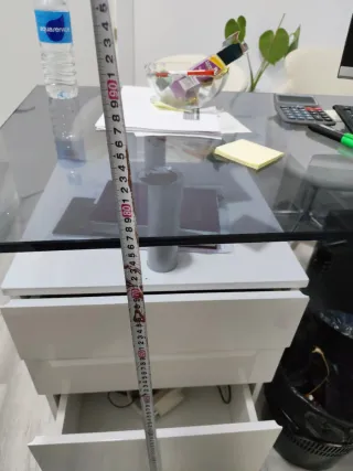 Escritorio de cristal y metal con cajonera