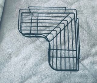 Estante de metal negro