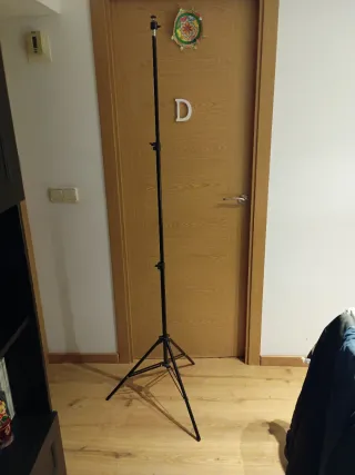 Trípode negro ajustable