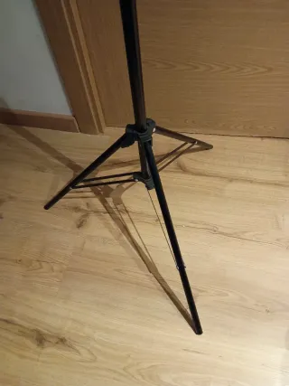 Trípode negro ajustable