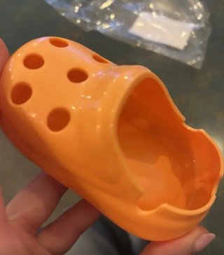 Portacenere a forma di scarpa arancione