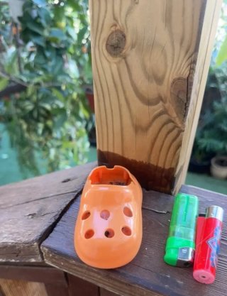 Portacenere a forma di scarpa arancione