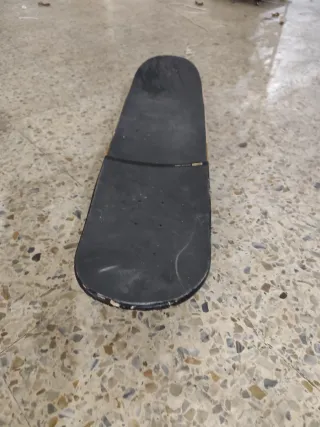 Skate Globe madera, negro y dorado