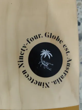 Skate Globe madera, negro y dorado