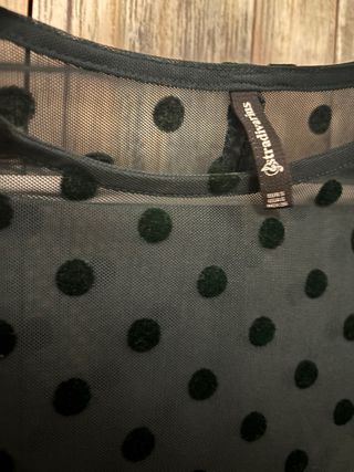 Camiseta negra lunares