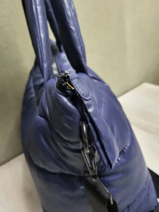 Bolso acolchado azul con bandolera – muy práctico