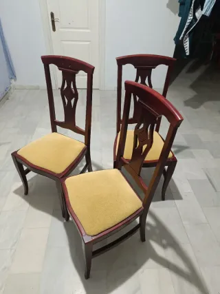 Elegantes sillas de madera y tela