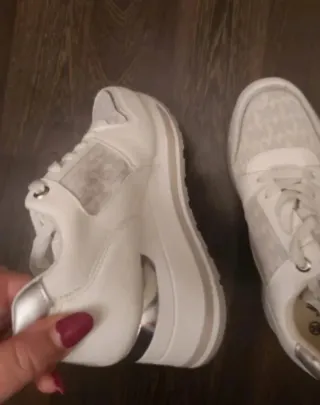 Zapatillas Blancas y Plateadas