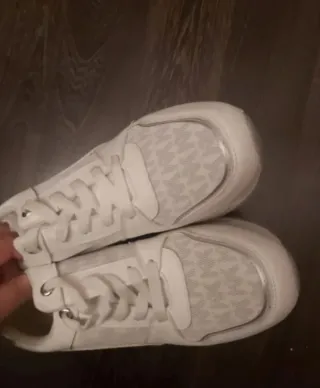 Zapatillas Blancas y Plateadas