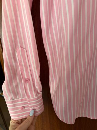 Camisa de rayas rosa y blanca