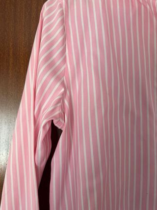Camisa de rayas rosa y blanca