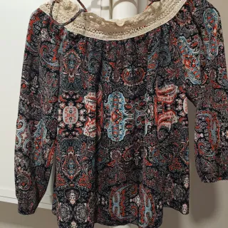 Camiseta Arabella - Estampado Paisley y Encaje