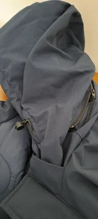 Chaqueta impermeable azul con capucha