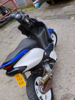 Yamaha Jog RR Scooter Azul y Blanco