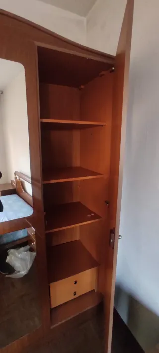 Armario de madera con espejo