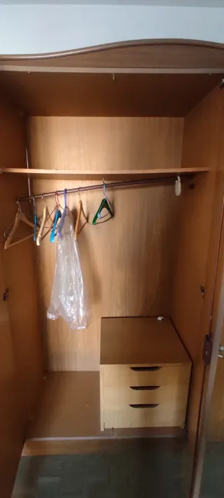 Armario de madera con espejo