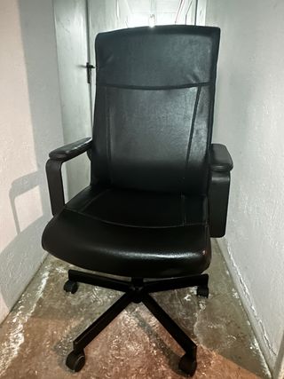 Silla de oficina negra con ruedas