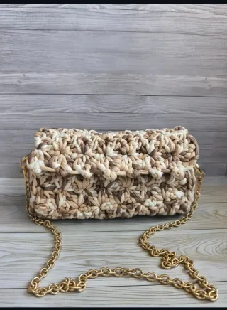 Borsetta romantica intrecciata nei toni del beige,