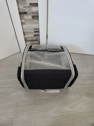 Mochila portamascotas negra y gris