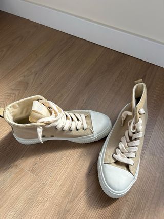 Zapatillas altas beige y blancas