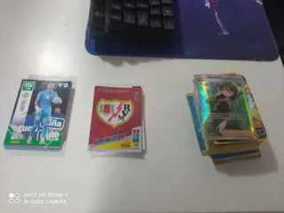 Cartas coleccionables fútbol y Pokémon