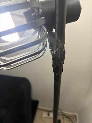 Lámpara de pie negra metálica