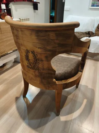 Sillón de madera con tapicería