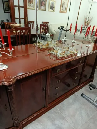 Mesa, sillas, vitrina y aparador con espejos